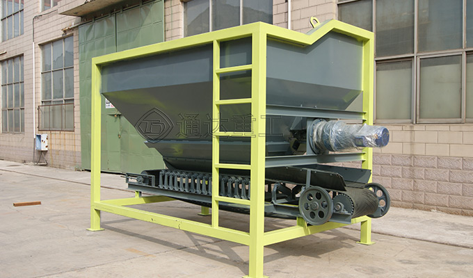 鏟車喂料機3.jpg 鏟車喂料機3.jpg